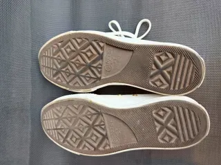 Deportivas blancas y doradas