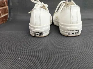 Deportivas blancas y doradas