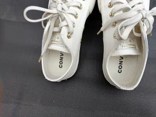 Deportivas blancas y doradas