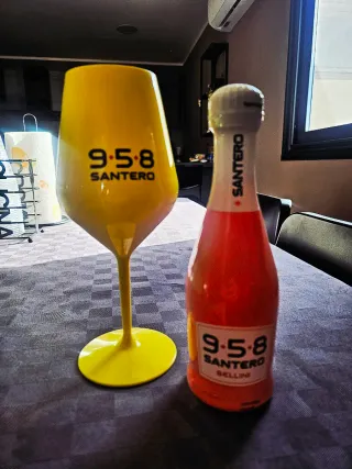 Calice giallo e bottiglia Santero 9.5.8