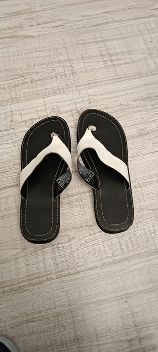 Chanclas de piel negras y blancas talla 38
