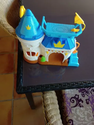 Castillo de juguete azul y blanco
