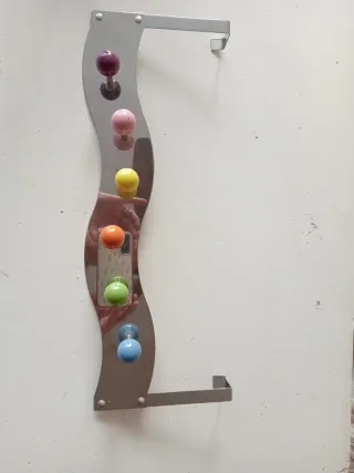 Perchero de puerta con pomos de cerámica