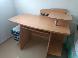 Escritorio madera con bandeja