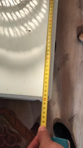 Cómoda blanca de madera con cajones