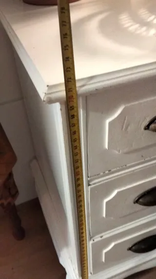 Cómoda blanca de madera con cajones