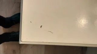 Cómoda blanca de madera con cajones