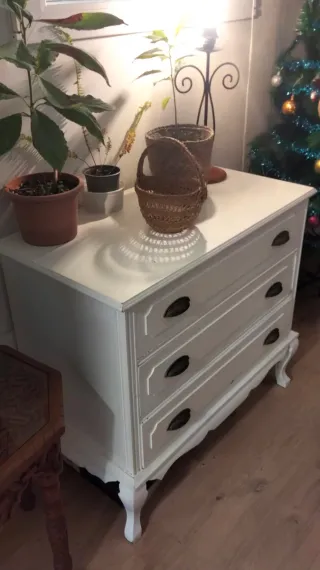 Cómoda blanca de madera con cajones