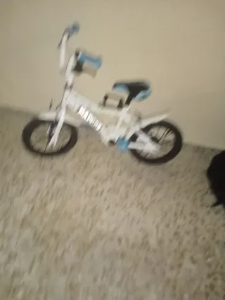 Bicicleta infantil blanca y azul