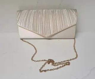 Bolso de fiesta beige con cadena dorada