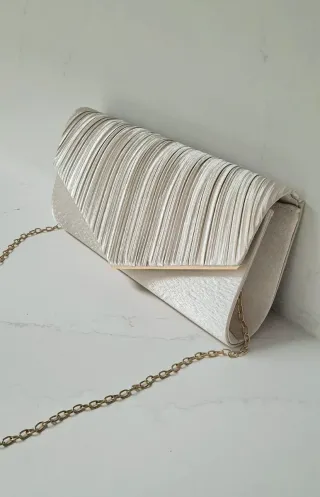 Bolso de fiesta beige con cadena dorada