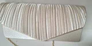 Bolso de fiesta beige con cadena dorada