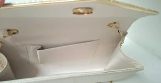 Bolso de fiesta beige con cadena dorada