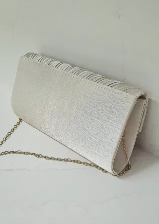 Bolso de fiesta beige con cadena dorada