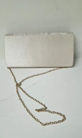 Bolso de fiesta beige con cadena dorada