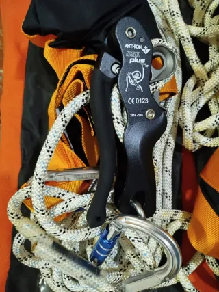 Equipo anticaídas profesional cuerda y descensor