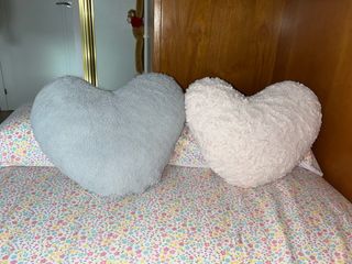 2 Cojines Corazón Felpa Gris y Blanco