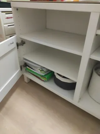 Mueble besta para TV blanco y tiradores