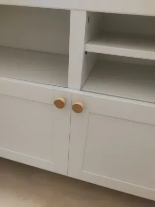 Mueble besta para TV blanco y tiradores