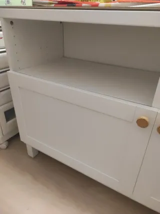 Mueble besta para TV blanco y tiradores
