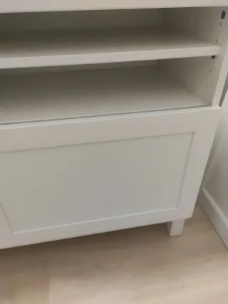 Mueble besta para TV blanco y tiradores