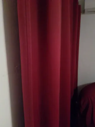 Cortina granate de tela