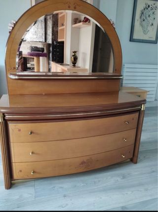 habitación completa, está el cabecero el somier no