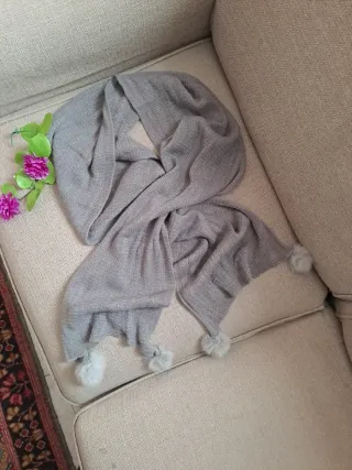 Sciarpa donna lana grigia con pompon