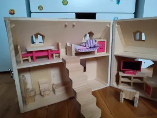 Casita de muñecas de madera