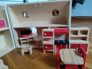 Casita de muñecas de madera