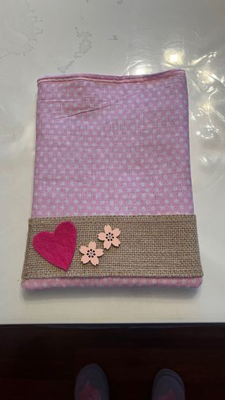 Funda para libros con corazón y flores