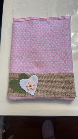 Funda para libros con corazón y flores