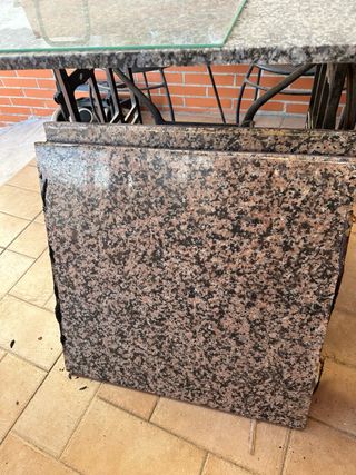 Placa de mármol rosa y negro.