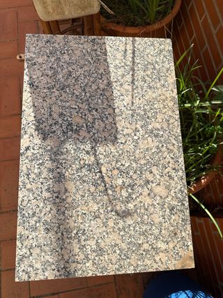 Placa de mármol rosa y negro.