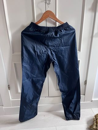 Chubasquero y pantalón azul