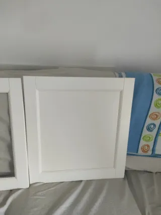 Puertas Besta Blancas, y una de cristal