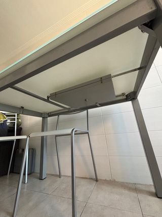 Mesa de cocina cristal y metal gris