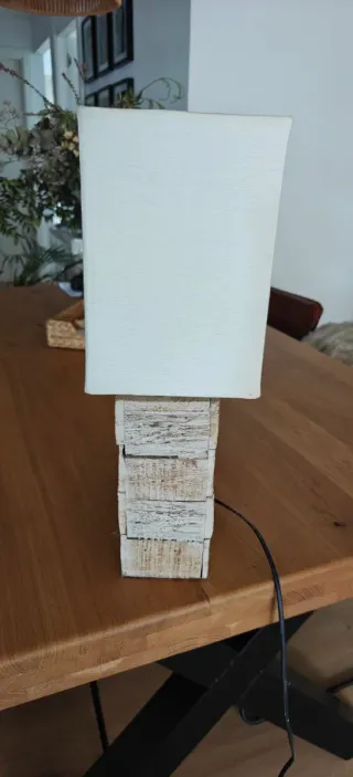 Lámpara de mesa blanca y madera