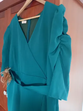 Vestido verde con mangas abullonadas