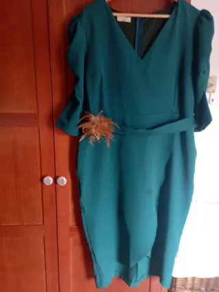Vestido verde con mangas abullonadas