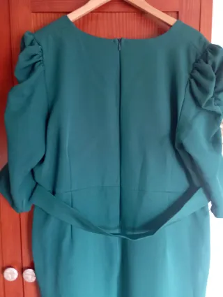Vestido verde con mangas abullonadas