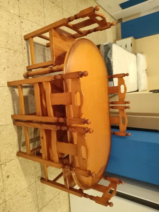 Mesa de pino con 6 sillas