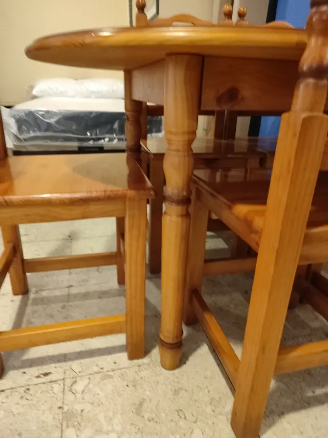 Mesa de pino con 6 sillas