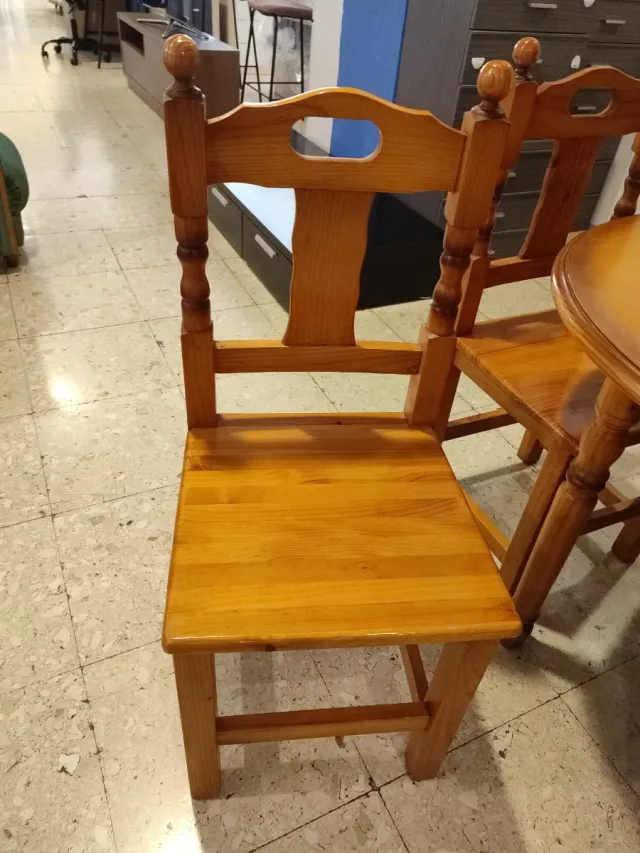 Mesa de pino con 6 sillas