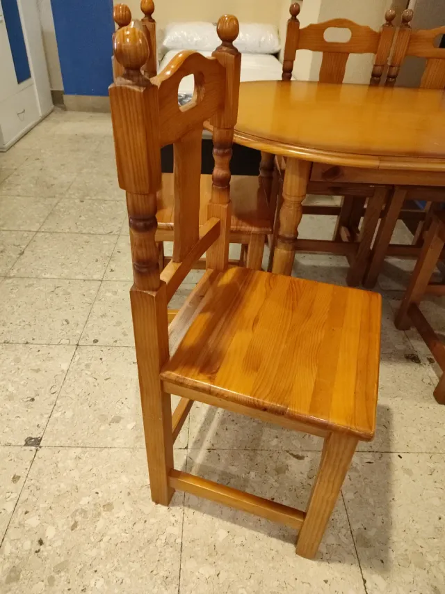 Mesa de pino con 6 sillas