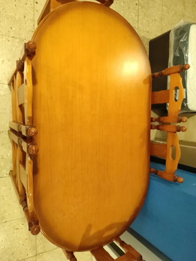 Mesa de pino con 6 sillas
