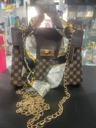 Borsetta marrone con foulard e catena oro