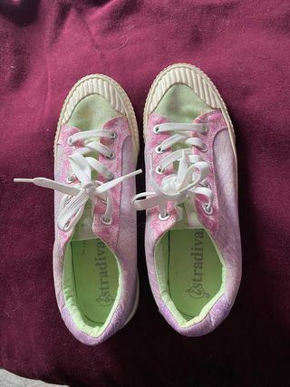 Zapatillas Stradivarius rosas y verdes