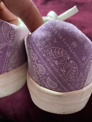 Zapatillas Stradivarius rosas y verdes