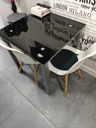 Mesa de cocina y 2 sillas